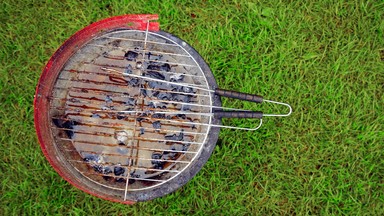 Zaskakujący sposób, by szybko wyczyścić grill. Będzie lśnił jak nowy