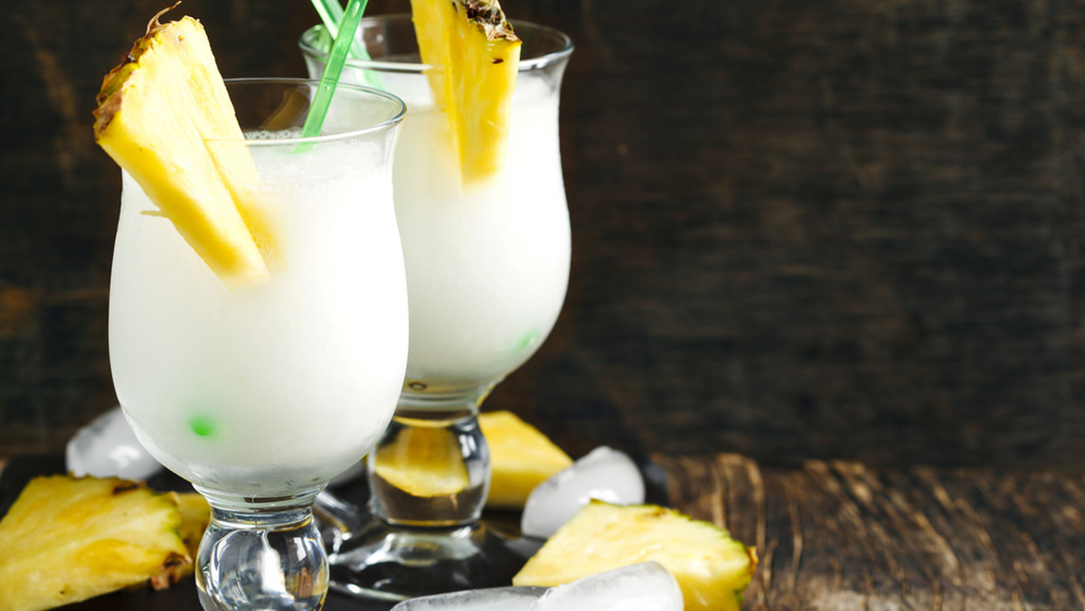 Pina colada to niepowtarzalny drink, który przyrządzano pierwotnie w San Juan. Dziś jest nie tylko oficjalnym napojem Puerto Rico, ale też mieszanką rozpoznawalną na całym świecie. Pina coladę serwują we wszystkich nadmorskich i tropikalnych barach czy ośrodkach. Cóż innego przychodzi nam do głowy, jeśli myślimy o drinku ze słomką pitym leniwie na plaży, jeśli nie właśnie pina colada? Przepis jest banalnie prosty, a cała jego magia opiera się na połączeniu dwóch świetnie grających ze sobą smaków: ananasa i mleka kokosowego. Sprawdź, jak zrobić tego drinka samemu i wypróbuj nasz przepis na pina coladę, a przekonasz się, że nie będziesz mógł się z nim rozstać!