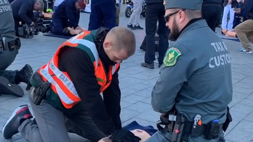 hirtelen szívhalál ellen újraélesztés flashmob NAV Keleti