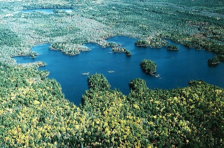 Ostrovy Sheep Lake v Kanade