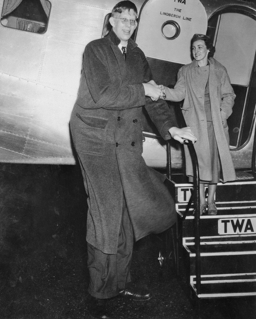 Robert pomaže stjuardesi da izađe iz aviona