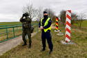 Żołnierze szczecińskiej 12. Brygady Zmechanizowanej wraz z funkcjonariuszami policji i Straży Granicznej zabezpieczają w Bobolinie granicę z Niemcami.
