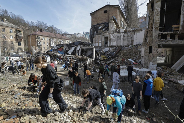 Studenci i wolontariusze sprzątają gruz po kijowskiej akademii zniszczonej przez rosyjski ostrzał