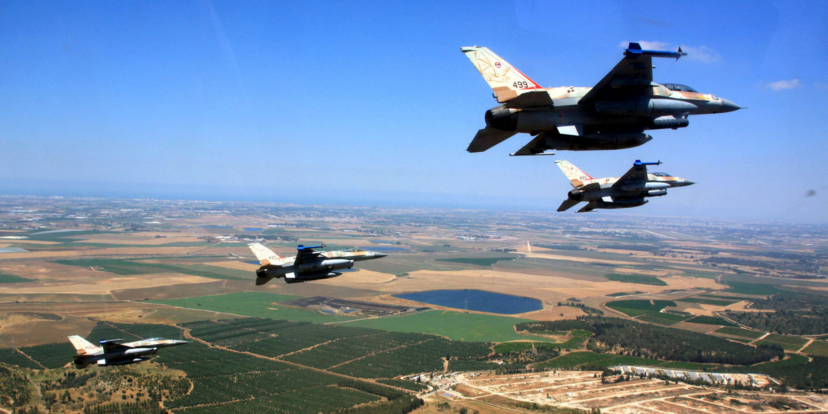 Izraelskie myśliwce F-16 w powietrzu