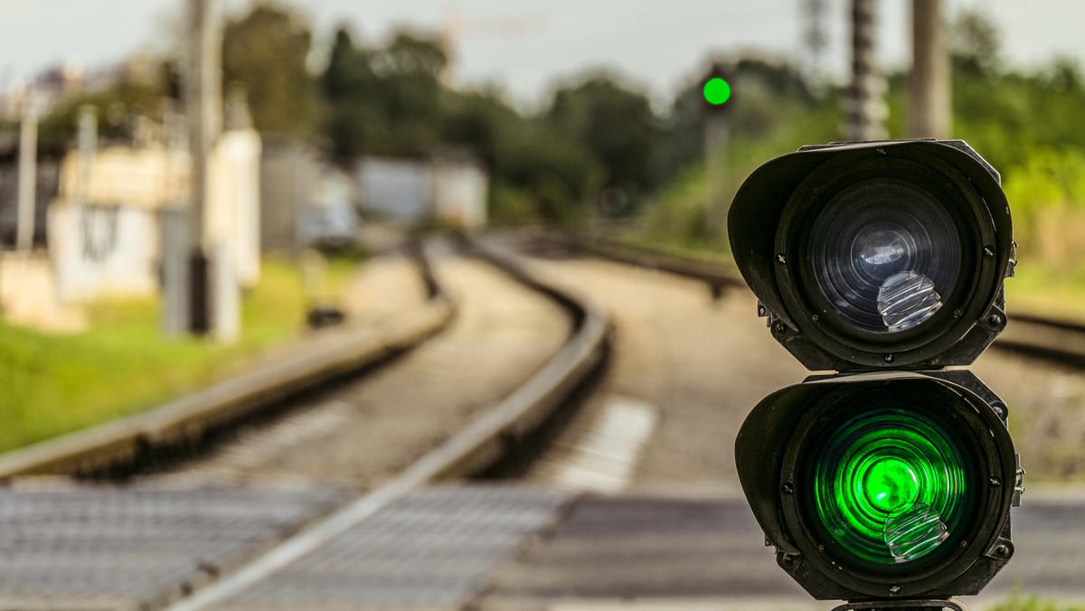 Wstrzymany ruch pociągów na trasie Radom-Dęblin; ciężarówka zerwała sieć trakcyjną