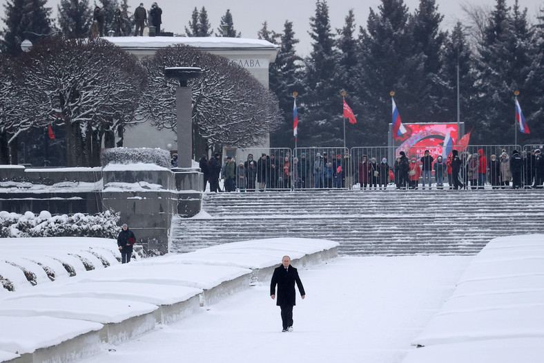 Gdy Władimir Putin odwiedził cmentarz, pozostali obywatele zostali wyrzuceni za jego bramę