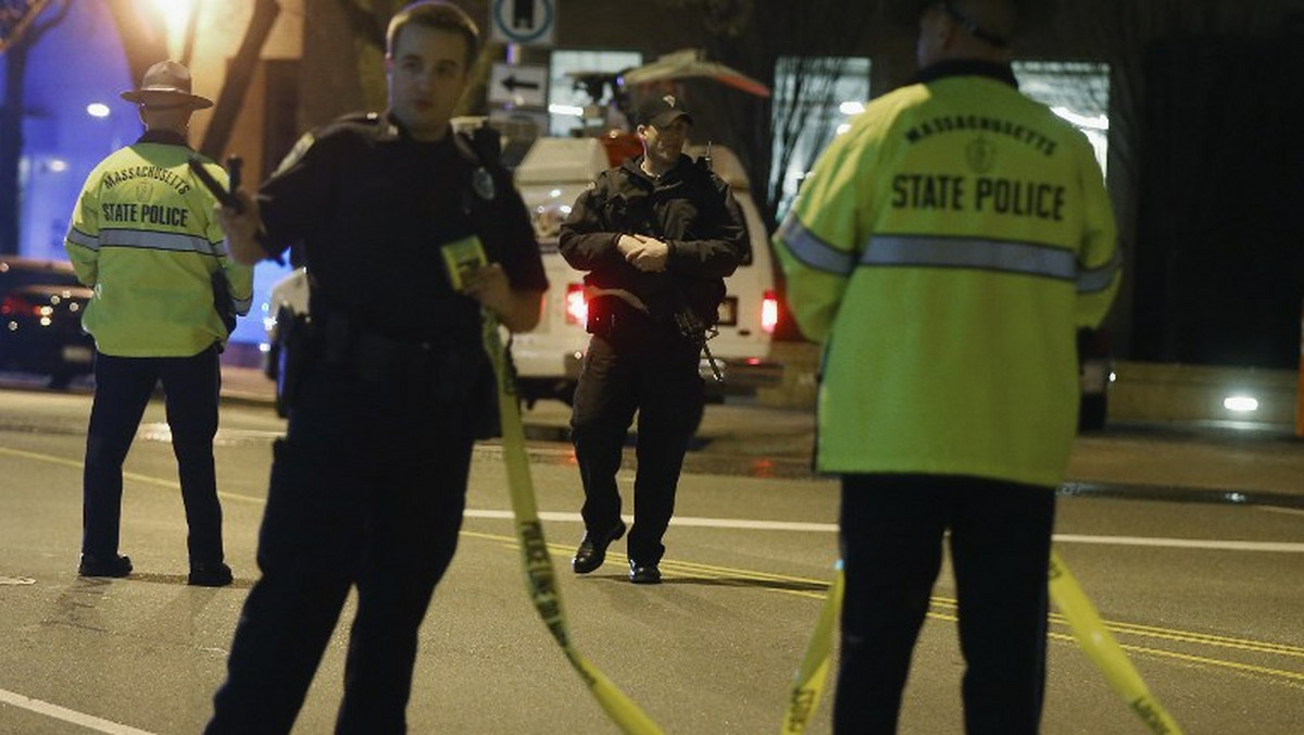 Bostońska policja szuka mężczyzny podejrzanego o zastrzelenie policjanta na terenie słynnego Instytutu Technologicznego Massachusetts (MIT). Jest on też podejrzewany o dokonanie zamachów bombowych podczas maratonu w Bostonie. Drugi mężczyzna, podejrzewany o poniedziałkowe ataki, zastrzelenie policjanta na MIT i kradzież samochodu, nie żyje; zmarł w szpitalu po zatrzymaniu.