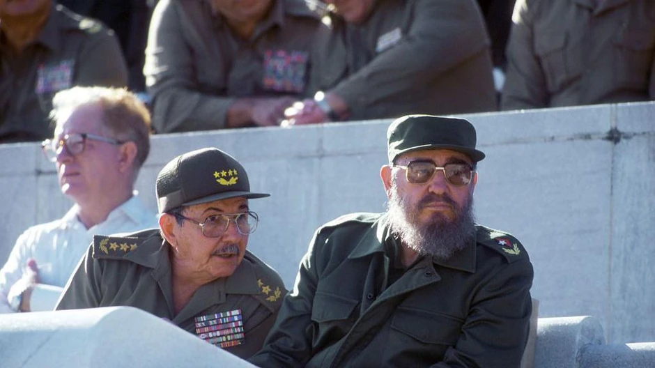 Raul Kastro i njegov brat, kubanski revolucionarni vođa Fidel Kastro u Havani, na Kubi, u decembru 1996. | Foto: Getty Images