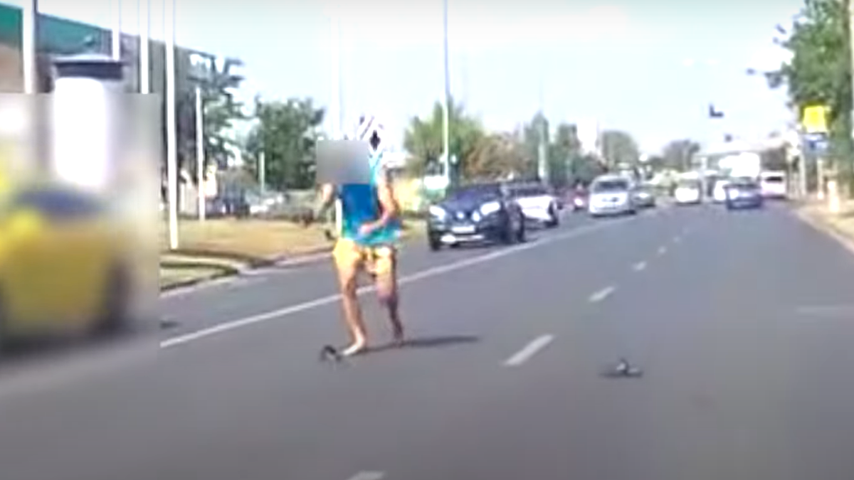 Egy, a papucsait hajkurászó, mezítlábas alak keltett döbbenetet az autók között Csepelen... az igazán elképesztő események csak ezután kezdődtek – videó