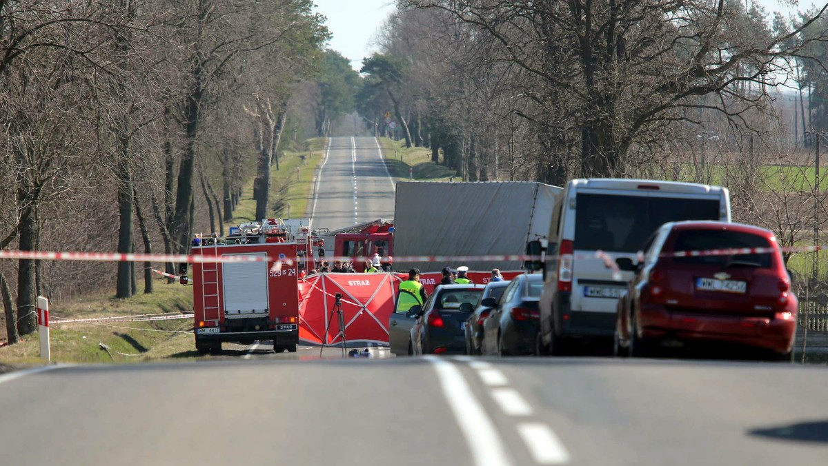 Pięć osób zginęło, a cztery zostały ranne w wypadku samochodowym, do którego doszło dziś rano na drodze wojewódzkiej nr 544 w miejscowości Pawłowo pod Mławą. W szpitalu przebywają trzy poszkodowane osoby. Stan jednej z nich jest ciężki.