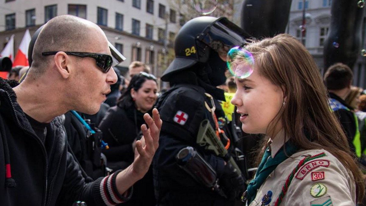 1 maja w czeskim Brnie odbyła się manifestacja neonazistów. Jednak to nie ich zdjęcia, a stojącej naprzeciw nich harcerki Lucie obiegły media na całym świecie.