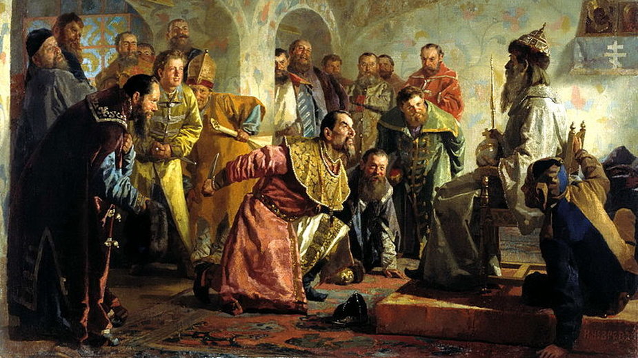 Obraz przedstawiający Iwana Groźnego (klęczy z nożem) drwiącego z przywódcy bojarów Iwana Fiodorowa posadzonego na tronie w carskim przebraniu. Autor obrazu - Mikołaj Newrew - domena publiczna