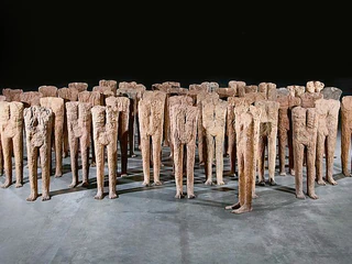 13,2 mln zł – Magdalena Abakanowicz, „Tłum III (50 figur)”