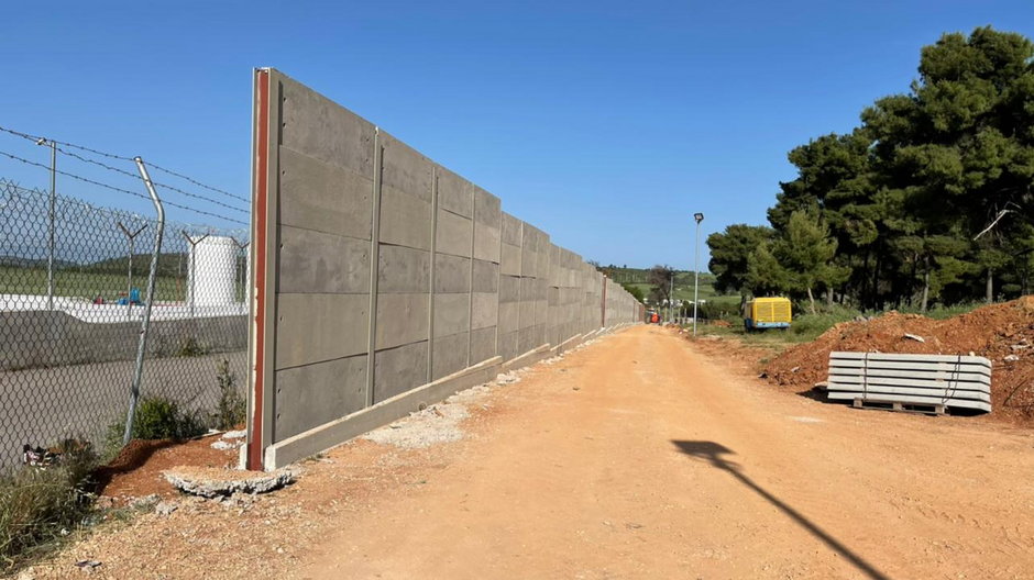 Zdjęcie budowanego wokół obozu betonowego muru, zrobione przez 17-letnią Parawanę Amiri