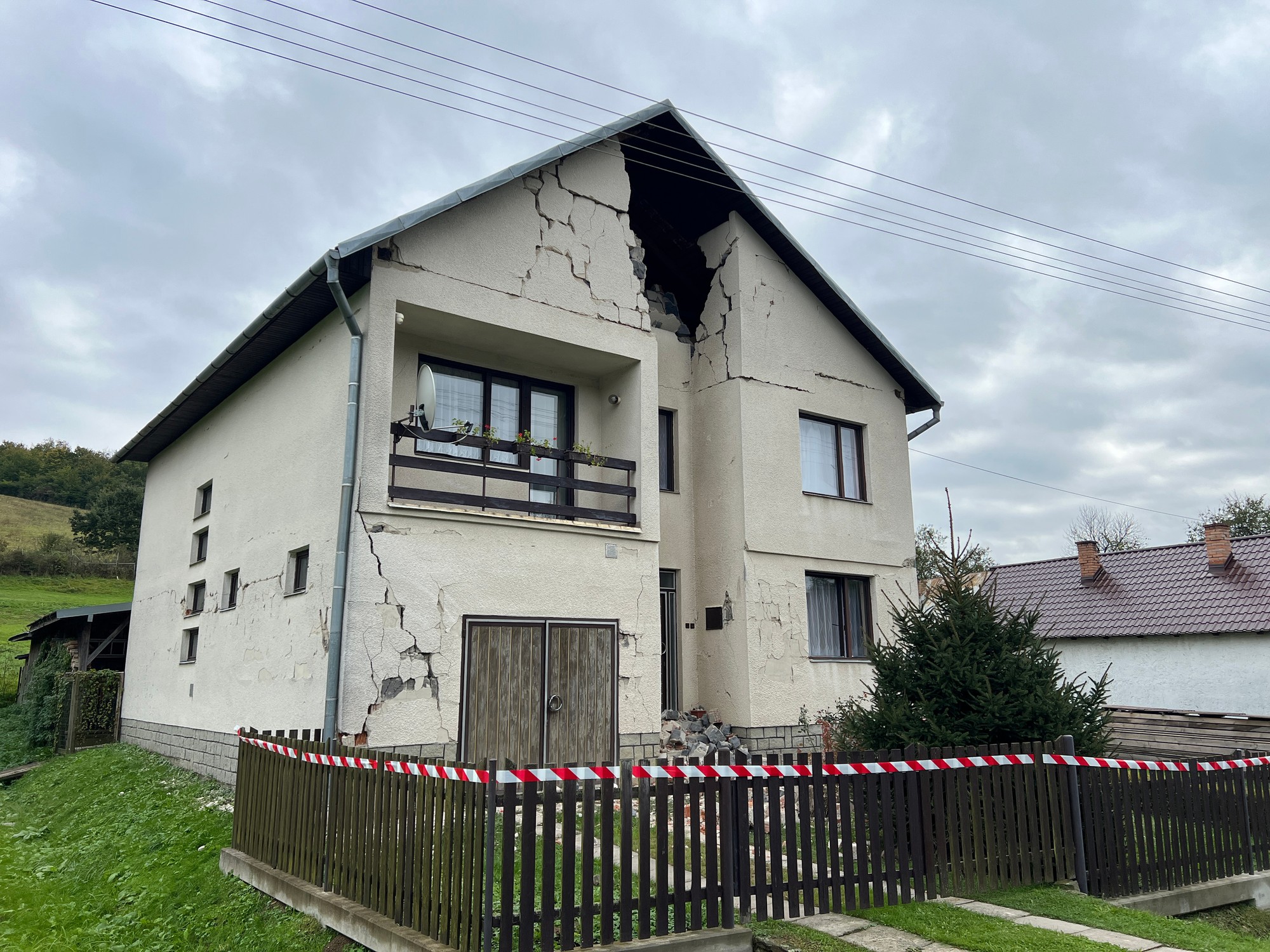 V obci Ďapalovce rátajú škody po zemetrasení.