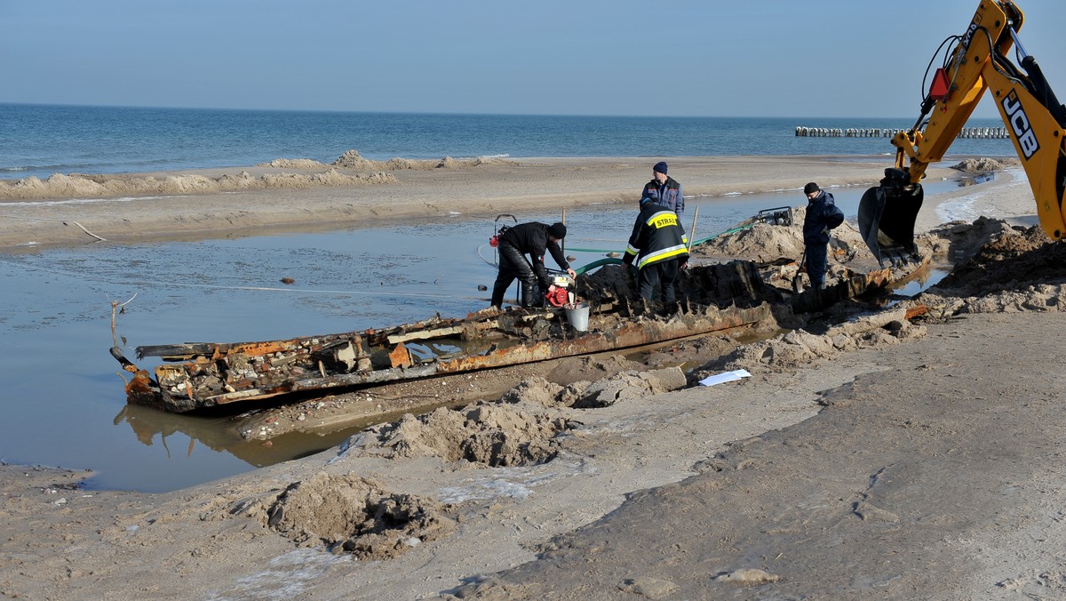 Wydobycie wraku na plaży w Podczelu koło Kołobrzegu