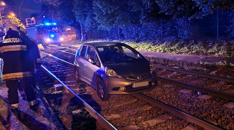 A járművet azóta eltávolították a sínekről / Fotó: Baleset-info