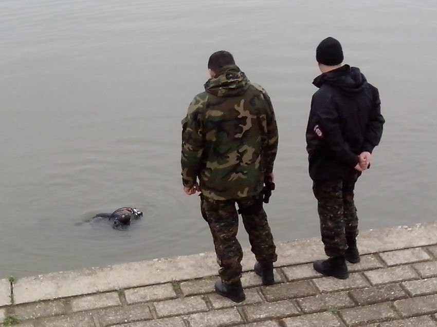 Ronioci su iz vode izvukli dva tela, a jedno je, kako saznajemo, i dalje u prtljažniku
