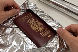 Zašto ljudi umotavaju pasoš u aluminijumsku foliju