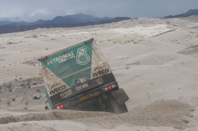 Dakar 2013: ciężarówka bez skrzyni, Małysz traci oddech (13. etap, wyniki, galeria)