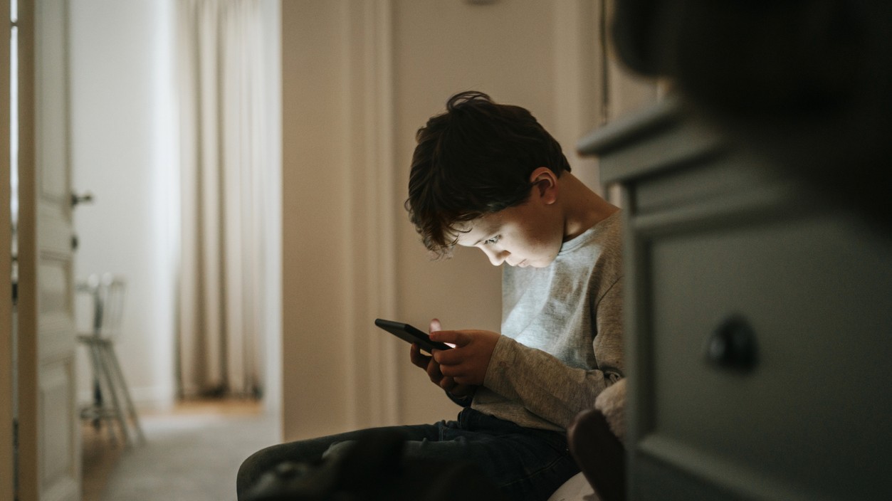 Regulovať deťom sociálne siete je nevyhnutné, samotný zákaz však problém nerieši