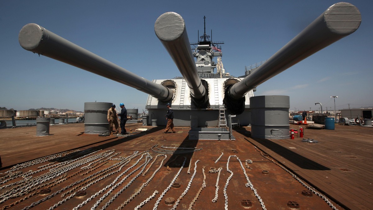 Pancernik USS Iowa, który rozpoczął służbę w marynarce wojennej USA w 1943 r. i na którego pokładzie prezydent Franklin D. Roosevelt udał się na spotkanie ze Stalinem i Churchillem w Teheranie, będzie na stałe zacumowany w porcie w Los Angeles jako pływające muzeum.