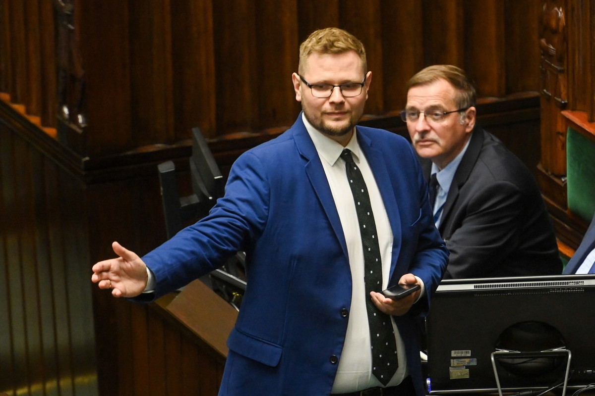 Poseł PiS Michał Woś na sali obrad Sejmu, w Warszawie. Sejm kończy trzydniowe posiedzenie. Sejm uchylił immunitet politykowi Suwerennej Polski, posłowi PiS Michałowi Wosiowi