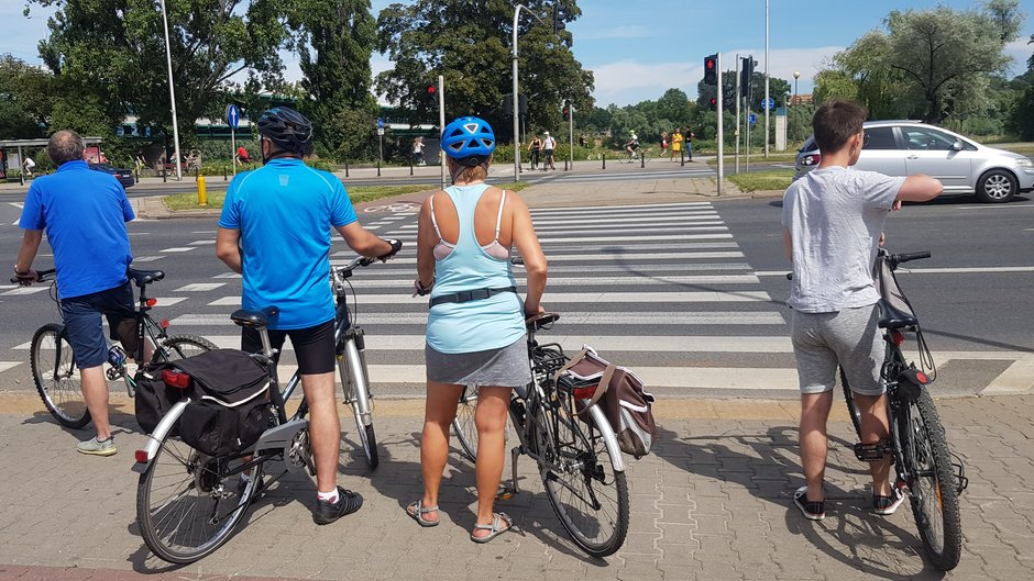 Rowerzyści przed przejściem dla pieszych w Warszawie