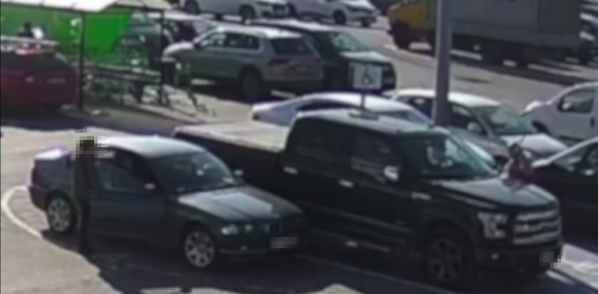 41-latek z BMW zabawił się na parkingu w "szeryfa". Na widok policji mina mu zrzedła