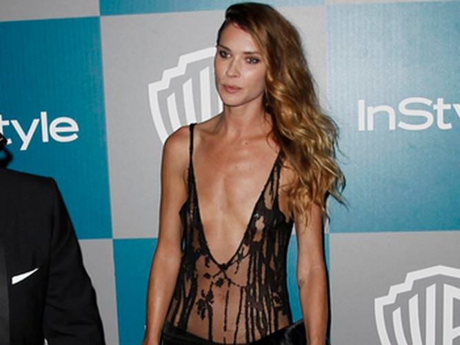 Koścista klatka piersiowa modelki dowodzi, że czasem lepiej nie obnażać przesadnie wdzięków a seksowniej - nie stawiać na dekolt aż do pasa…