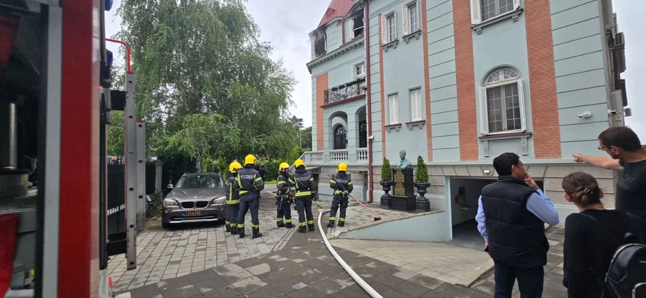Gašenje požara u ambasadi Pakistana u Beogradu