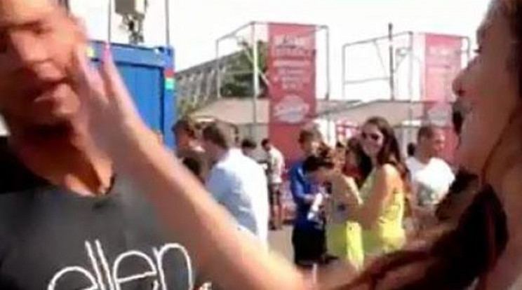 Száz nő pofozta fel az őrült srácot! - Videó