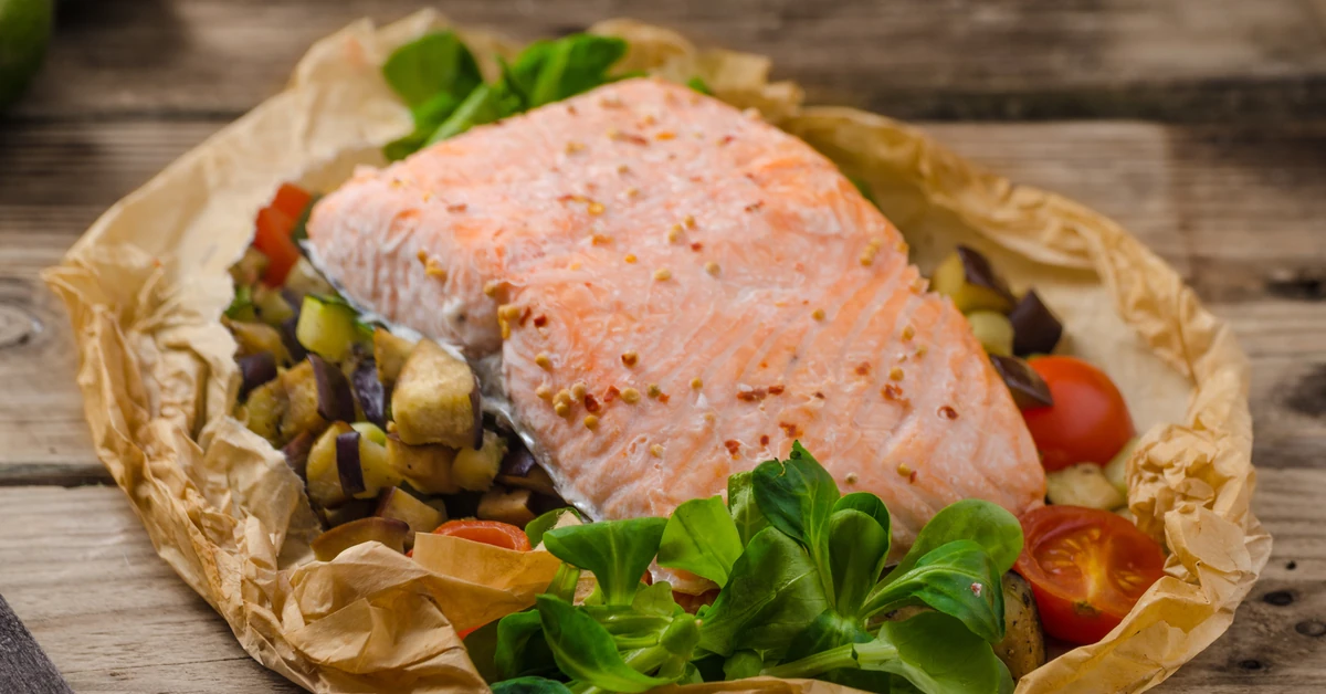 Pieczony łosoś z cytryną i ziołami. Najprostszy przepis na zdrowy obiad