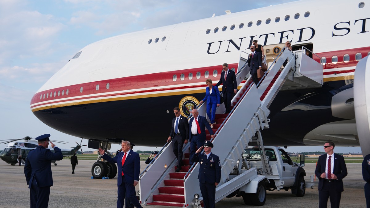 Donald Tramp izlazi iz predsednčkog aviona AIr Force One-a