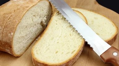 Nie wyrzucaj czerstwego chleba. Wypróbuj ten przepis