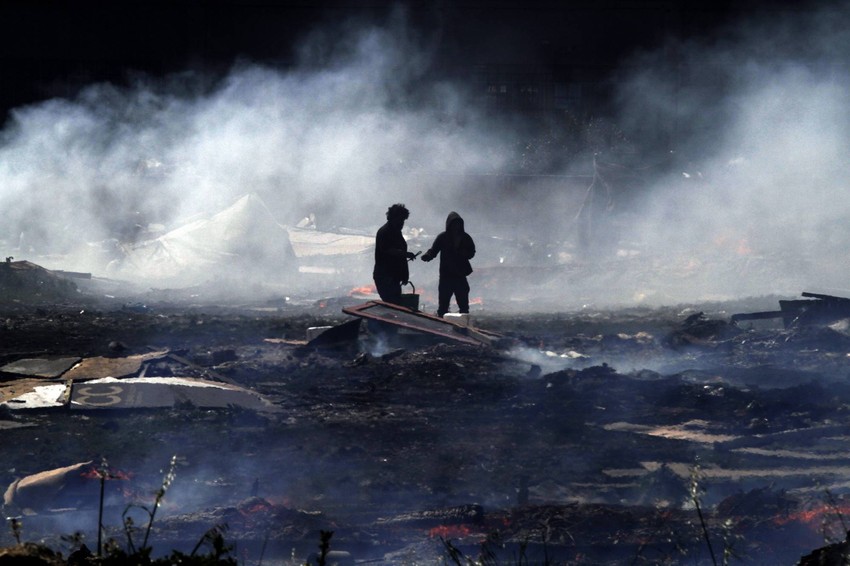 Dva grčka Roma traže metal među otpadom u predgrađu Atine