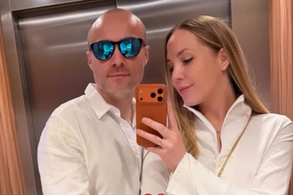 ĆERKA SA TRI MESECA STILIZOVANA OD GLAVE DO PETE Aca Sofronijević sa ženom i bebom na moru: Podelio sliku sa ležaljke i oduševio, mala Tara prava damica (FOTO)