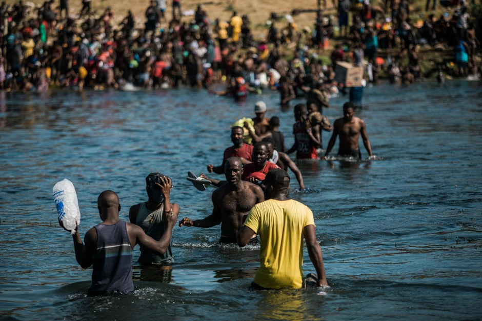 Migranti iz Haitija prelaze Rio Grande