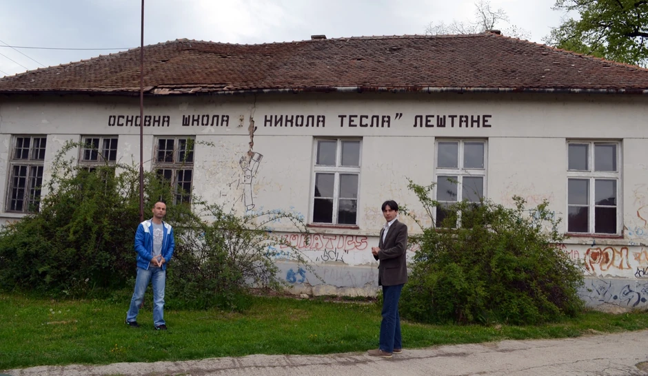 Oko 200 đaka uči u ruini koja nema ni upotrebnu dozvolu