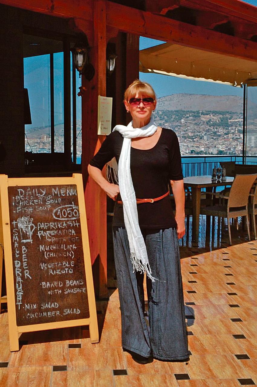 Glumica ispred restorana: Zlata u Albaniji