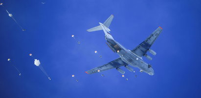 Obrona Kijowa. Ukraińska armia: zestrzeliliśmy rosyjski samolot transportowy. Na pokładzie miało znajdować się około stu spadochroniarzy
