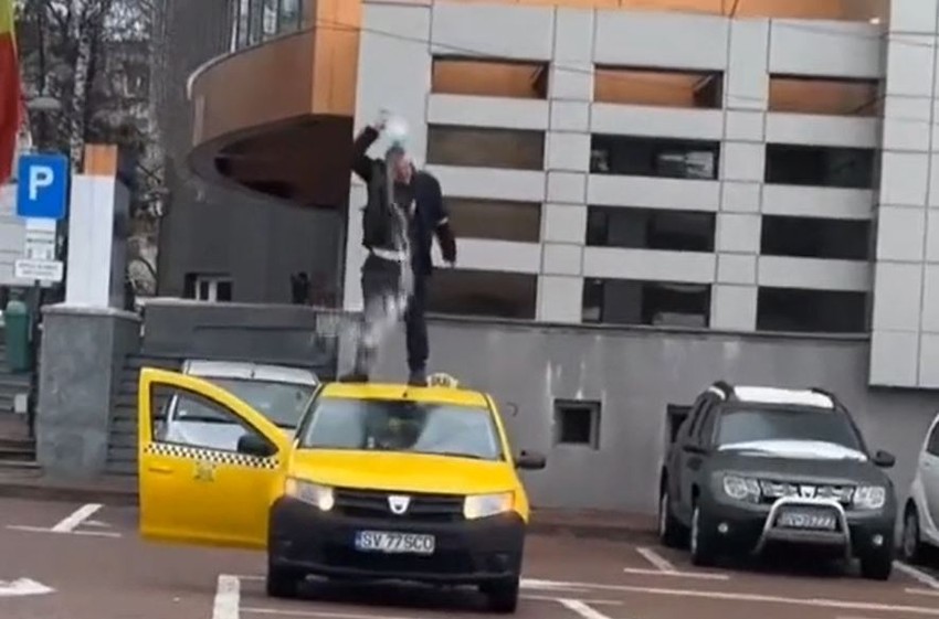 Taksista se poliva gorivom