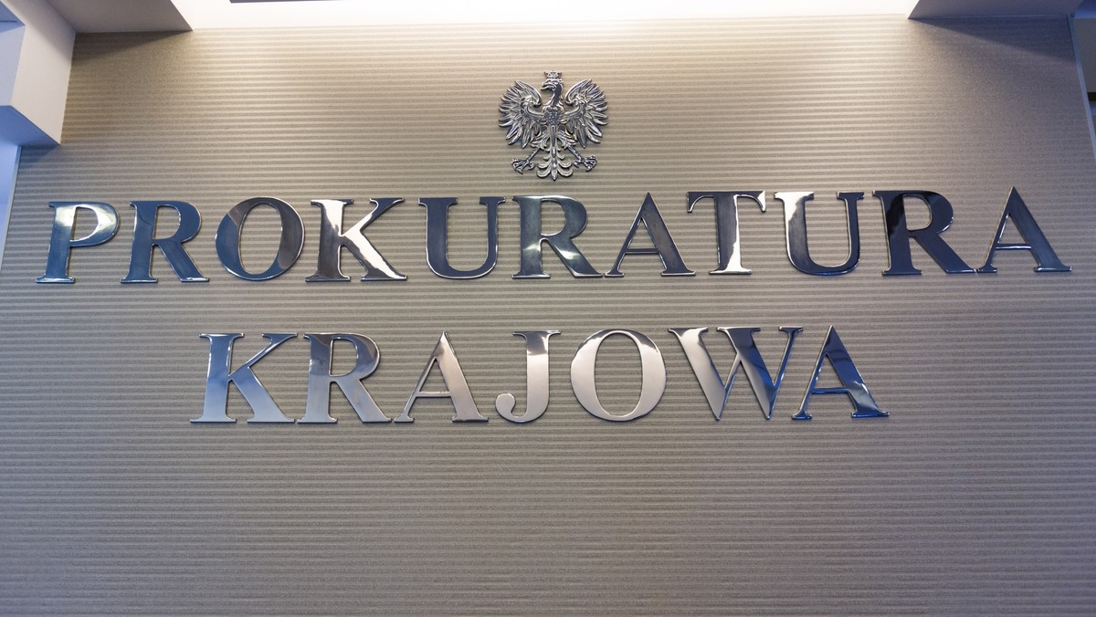 18-letni Robert B. został oskarżony o propagowanie ustroju faszystowskiego i nawoływanie do nienawiści - poinformowała dziś Prokuratura Krajowa. Akt oskarżenia trafił do Sądu Rejonowego w Toruniu. Mężczyzna m.in. posiadał i rozpowszechniał filmy propagujące ustrój totalitarny.