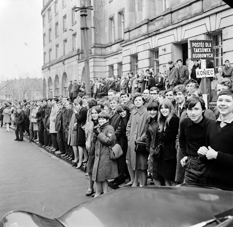 Fani przed Hotelem Europejskim w Warszawie [1967]