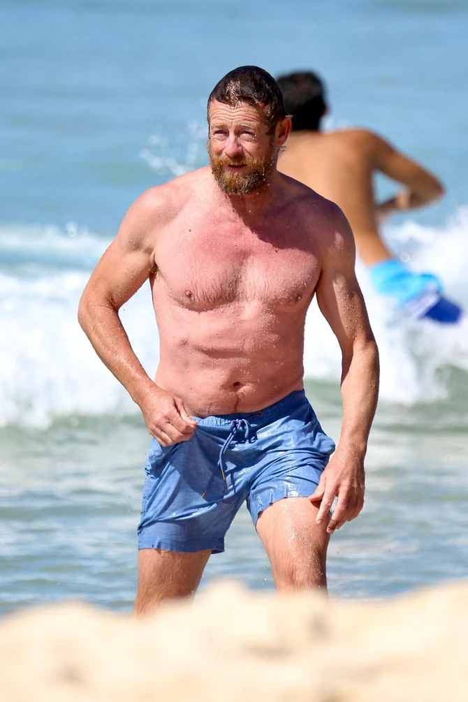 Sajmon Bejker pre nekoliko dana na plaži u Sidneju foto:  Mega/The Mega Agency 