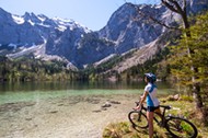 TRASA rowerowa nad jeziorem w Alpach w regionie Salzkammergut