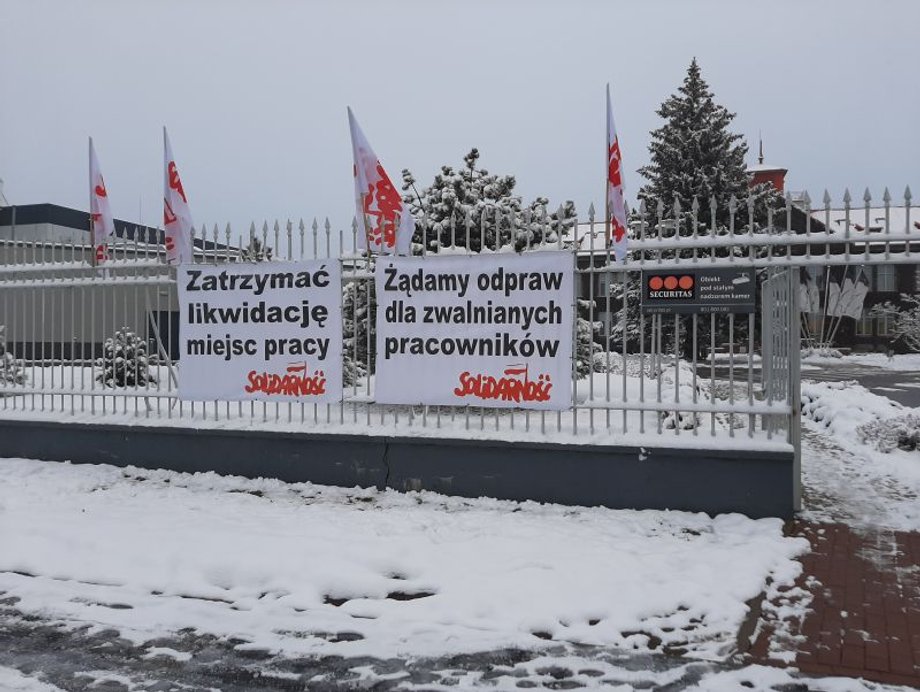 Związkowcy w MAN-ie protestują przeciwko zwolnieniom.