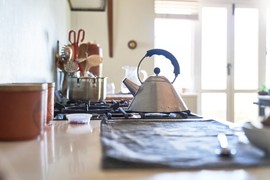 Ovaj uređaj u kuhinji je pravi "TIHI UBICA" i trebalo bi ODMAH da ga se rešite: Ispušta kancerogene materije i kada se ne koristi, upozoravaju strušnjaci