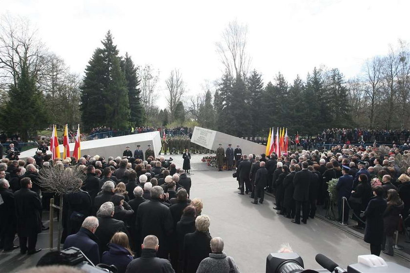 prezydent, Bronisław Komorowski, powązki, pomnik, katastrofa, rocznica