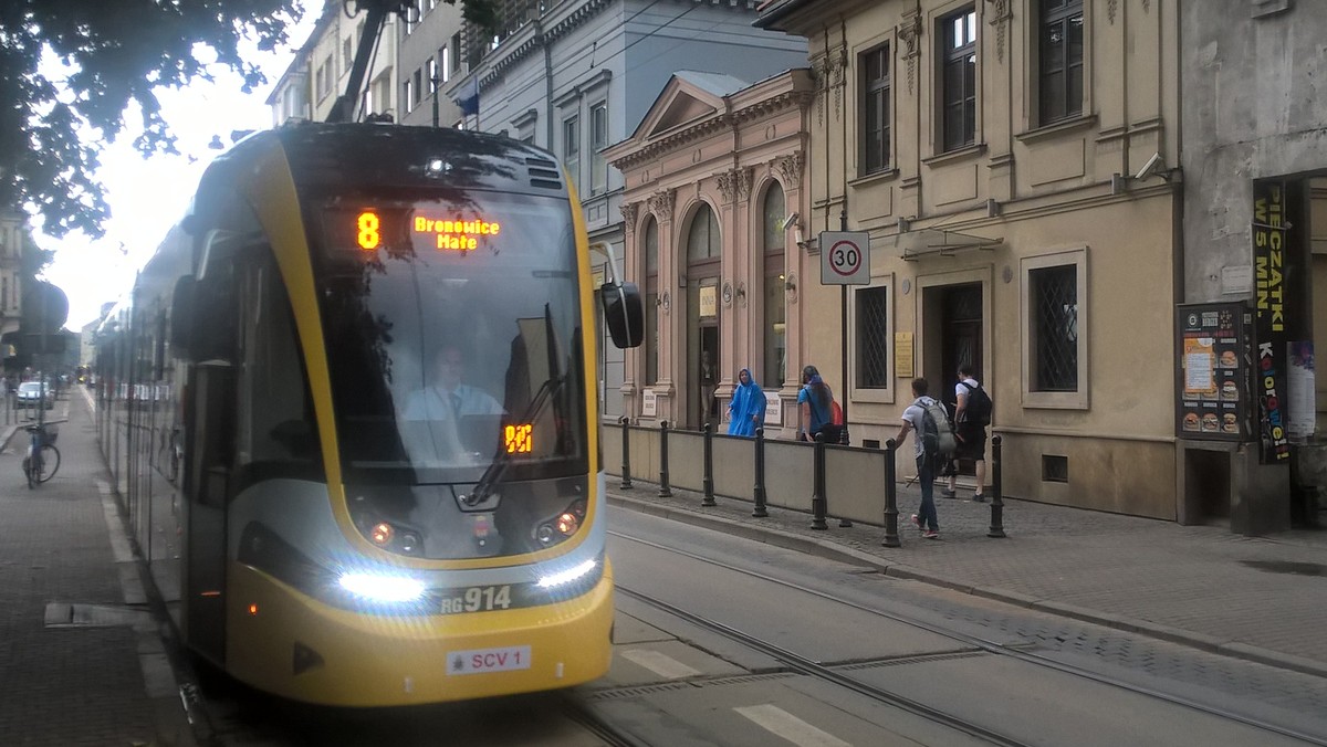 Miejskie Przedsiębiorstwo Komunikacyjne (MPK) właśnie wystawiło rachunek do zapłaty na 26 milionów złotych dla bydgoskiej firmy PESA. Krakowski przewoźnik chce pieniędzy za opóźnienia, jakie miały miejsce przy dostawie "Krakowiaków". Chodzi o 36 pojazdów.